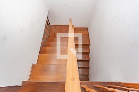 Casa à venda com 128m², 3 quartos e 2 vagas Casa à venda com 128m², 3 quartos e 2 vagasEscada