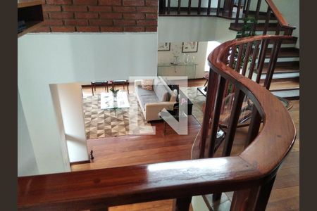 Casa à venda com 630m², 4 quartos e 3 vagas Casa à venda com 630m², 4 quartos e 3 vagasEscada