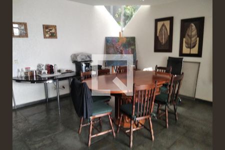 Casa à venda com 630m², 4 quartos e 3 vagas Casa à venda com 630m², 4 quartos e 3 vagasÁrea comum