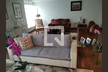 Casa à venda com 630m², 4 quartos e 3 vagas Casa à venda com 630m², 4 quartos e 3 vagasSala