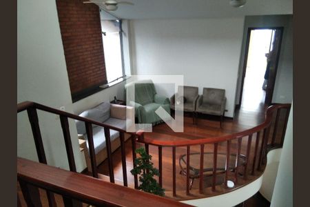 Casa à venda com 630m², 4 quartos e 3 vagas Casa à venda com 630m², 4 quartos e 3 vagasHall