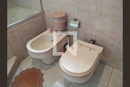 Casa à venda com 630m², 4 quartos e 3 vagas Casa à venda com 630m², 4 quartos e 3 vagasBanheiro da Suíte 1