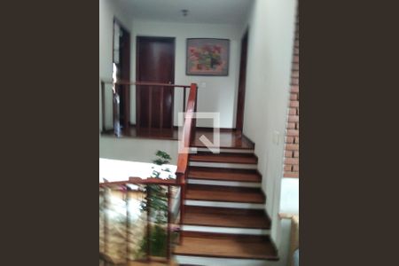 Casa à venda com 630m², 4 quartos e 3 vagas Casa à venda com 630m², 4 quartos e 3 vagasEscada