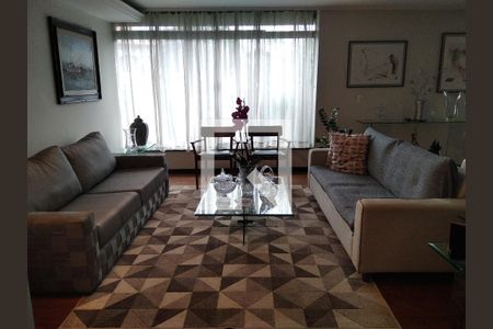 Casa à venda com 630m², 4 quartos e 3 vagas Casa à venda com 630m², 4 quartos e 3 vagasSala