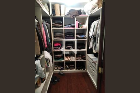 Casa à venda com 630m², 4 quartos e 3 vagas Casa à venda com 630m², 4 quartos e 3 vagasCloset da suíte 2