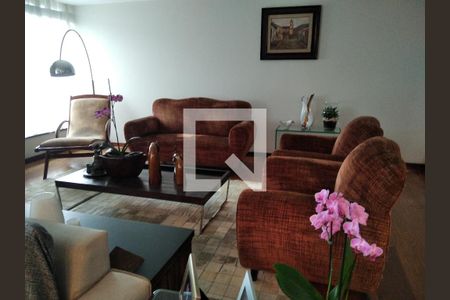 Casa à venda com 630m², 4 quartos e 3 vagas Casa à venda com 630m², 4 quartos e 3 vagasSala