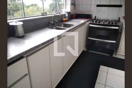 Casa à venda com 630m², 4 quartos e 3 vagas Casa à venda com 630m², 4 quartos e 3 vagasCozinha
