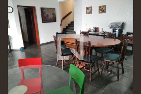 Casa à venda com 630m², 4 quartos e 3 vagas Casa à venda com 630m², 4 quartos e 3 vagasÁrea comum