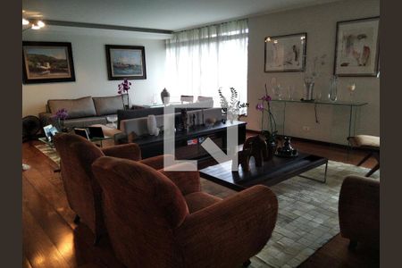 Casa à venda com 630m², 4 quartos e 3 vagas Casa à venda com 630m², 4 quartos e 3 vagasSala