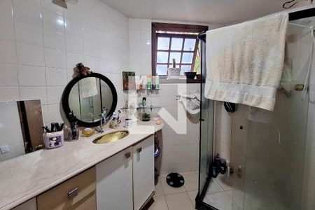 Casa à venda com 246m², 3 quartos e 2 vagasBanheiro da Suíte