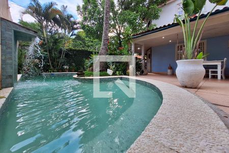 Casa à venda com 246m², 3 quartos e 2 vagasPiscina