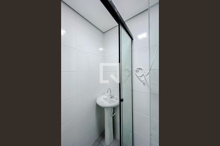 Banheiro de kitnet/studio para alugar com 1 quarto, 45m² em Quarta Parada, São Paulo
