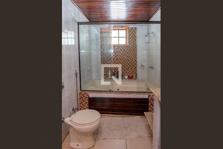 Casa de condomínio para alugar com 600m², 3 quartos e 2 vagasBanheiro da Suíte 2