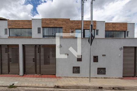 Casa à venda com 103m², 3 quartos e 2 vagasFachada