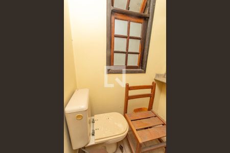 Casa à venda com 900m², 5 quartos e 10 vagasSalão - banheiro 