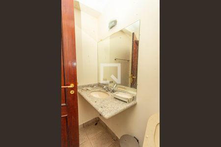 Casa à venda com 900m², 5 quartos e 10 vagasDependência de hospedes - Banheiro 