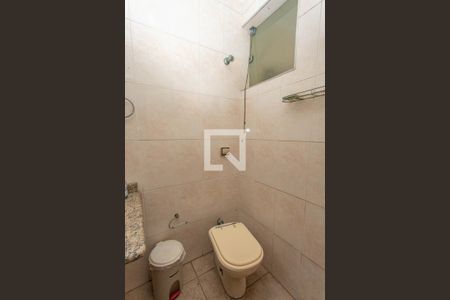 Casa à venda com 900m², 5 quartos e 10 vagasDependência de empregada - banheiro 