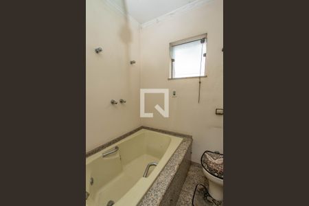 Casa à venda com 900m², 5 quartos e 10 vagasBanheiro da suíte 2 