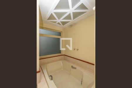 Casa à venda com 900m², 5 quartos e 10 vagasBanheiro da suíte 1 