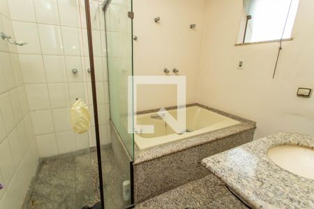 Casa à venda com 900m², 5 quartos e 10 vagasBanheiro da suíte 2 