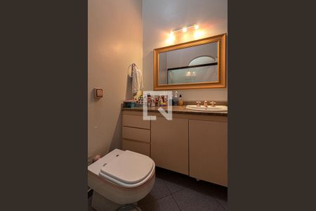 Casa à venda com 350m², 4 quartos e 4 vagasbanheiro suíte2