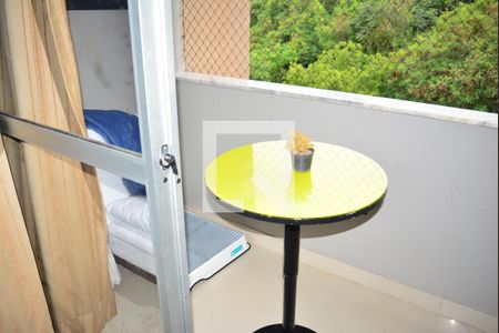 Sala com varanda de apartamento para alugar com 2 quartos, 50m² em Imbuí, Salvador