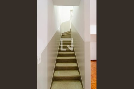 Escadas de casa para alugar com 3 quartos, 112m² em Chácara Inglesa, São Paulo