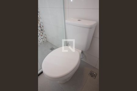 Banheiro de kitnet/studio para alugar com 1 quarto, 26m² em Brasilândia, São Paulo