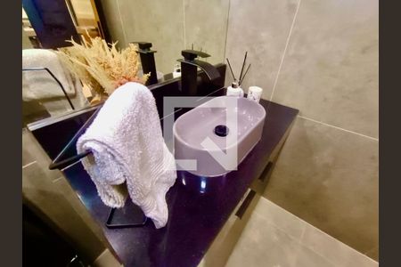 Apartamento à venda com 90m², 2 quartos e 1 vaga Apartamento à venda com 90m², 2 quartos e 1 vagaBanheiro social