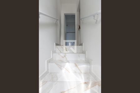 Casa à venda com 200m², 3 quartos e 2 vagas Casa à venda com 200m², 3 quartos e 2 vagasEscada