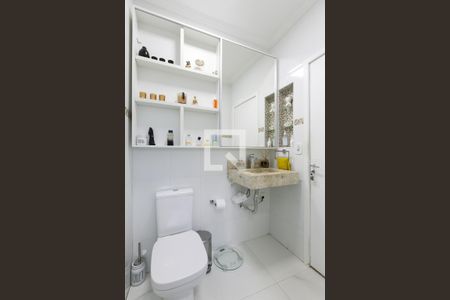 Casa à venda com 200m², 3 quartos e 2 vagas Casa à venda com 200m², 3 quartos e 2 vagasBanheiro