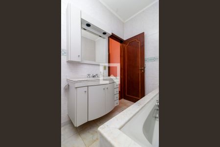 Casa à venda com 300m², 6 quartos e 4 vagasSuíte 1 -Banheiro