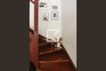 Casa à venda com 173m², 3 quartos e 2 vagasEscada acesso a piso superior