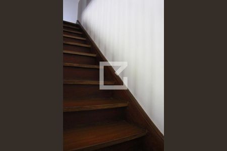 Casa à venda com 173m², 3 quartos e 2 vagasEscada acesso a piso superior