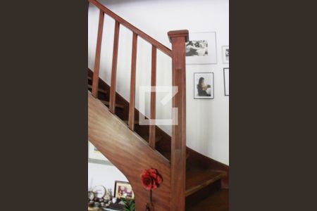 Casa à venda com 173m², 3 quartos e 2 vagasEscada acesso a piso superior