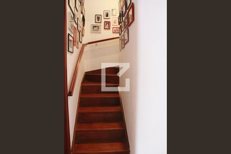 Casa à venda com 173m², 3 quartos e 2 vagasEscada acesso 2 andar