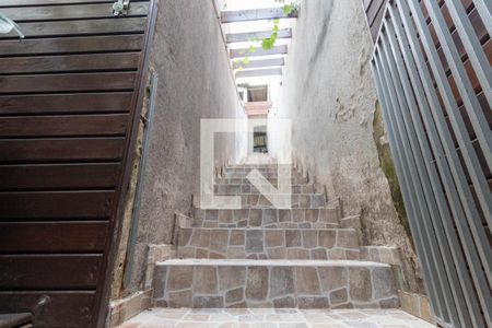 Casa para alugar com 100m², 2 quartos e 1 vagaEscada