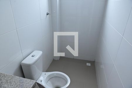 Banheiro suite de apartamento para alugar com 2 quartos, 69m² em Nova Mirim, Praia Grande