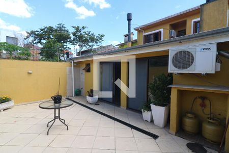 Casa à venda com 166m², 4 quartos e 3 vagas Casa à venda com 166m², 4 quartos e 3 vagasQuintal