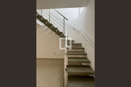 Escada de casa de condomínio para alugar com 2 quartos, 110m² em Jardim California, Barueri