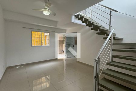 Sala de casa de condomínio para alugar com 2 quartos, 110m² em Jardim California, Barueri