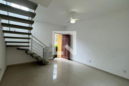 Sala de casa de condomínio para alugar com 2 quartos, 110m² em Jardim California, Barueri