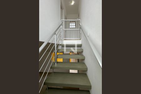 Escada de casa de condomínio para alugar com 2 quartos, 110m² em Jardim California, Barueri