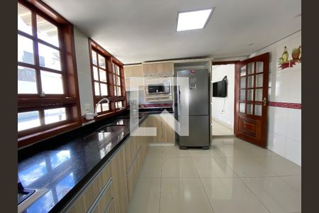Casa à venda com 400m², 3 quartos e 2 vagas Casa à venda com 400m², 3 quartos e 2 vagasCozinha