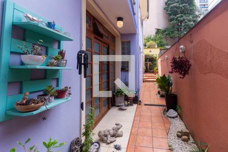 Casa à venda com 220m², 4 quartos e 2 vagasQuintal e corredor
