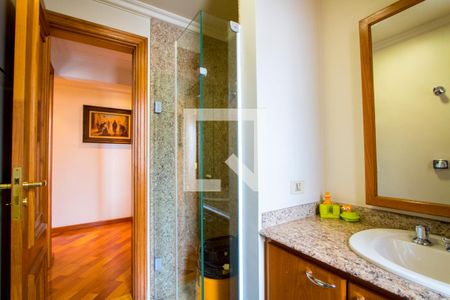 Apartamento à venda com 183m², 4 quartos e 3 vagas Apartamento à venda com 183m², 4 quartos e 3 vagasBanheiro social