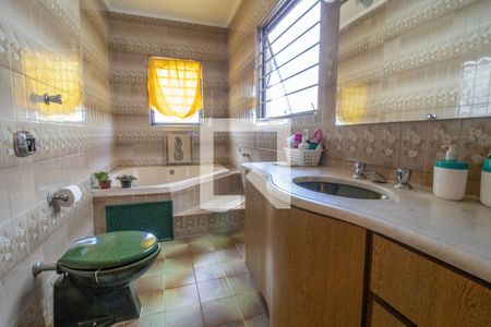 Casa à venda com 310m², 3 quartos e 4 vagasBanheiro da Suíte 2