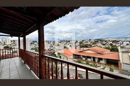 Varanda de casa à venda com 5 quartos, 316m² em Nova Gameleira, Belo Horizonte