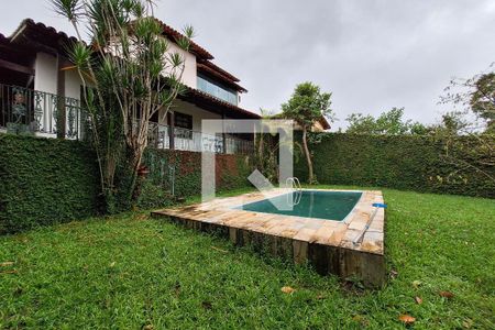 Casa à venda com 374m², 4 quartos e 5 vagas Casa à venda com 374m², 4 quartos e 5 vagasPiscina