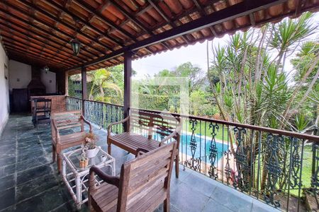 Casa à venda com 374m², 4 quartos e 5 vagas Casa à venda com 374m², 4 quartos e 5 vagasVaranda